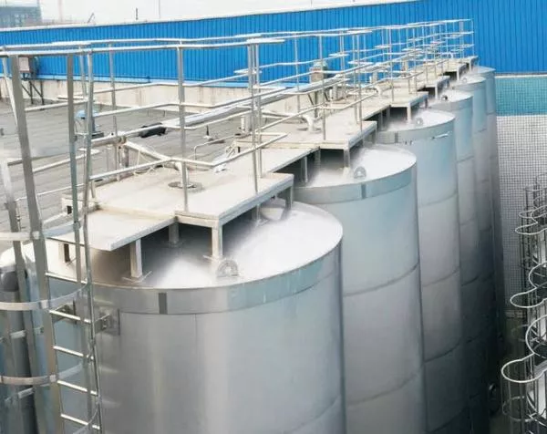 新干盐化工基地一万平米油罐防腐保温工程